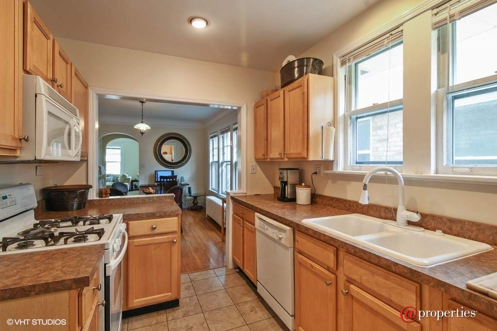 7844 Karlov Avenue Skokie, Illinois 60076 - Kitchen