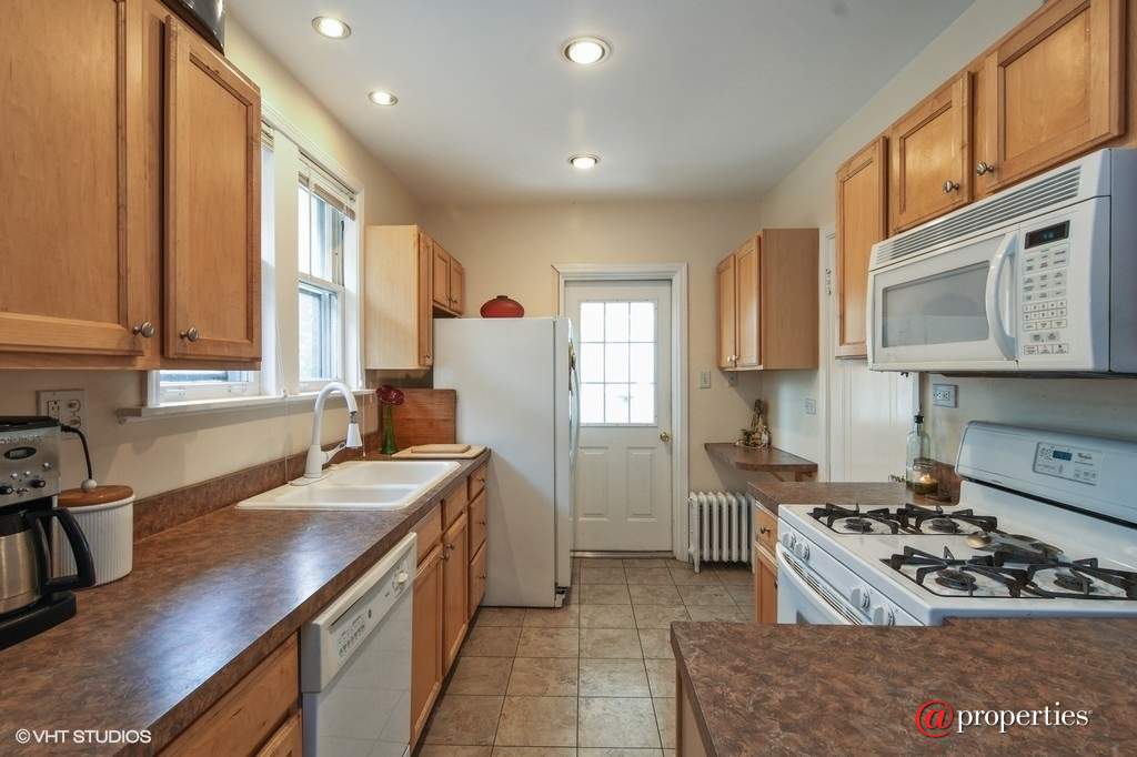 7844 Karlov Avenue Skokie, Illinois 60076 - Kitchen