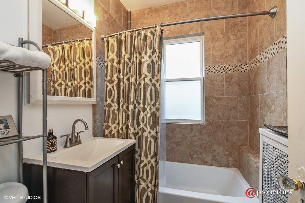 7844 Karlov Avenue Skokie, Illinois 60076 - Bathroom