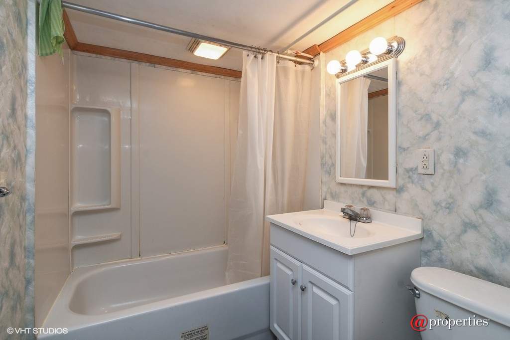 7844 Karlov Avenue Skokie, Illinois 60076 - 2nd Bathroom