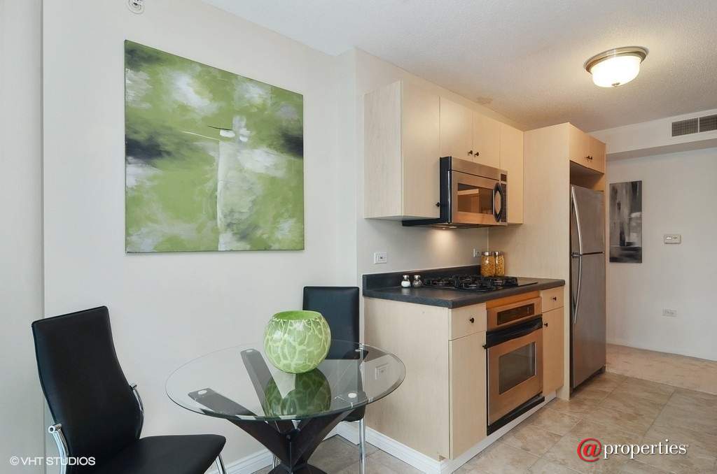 1580 Sherman Avenue #503 Evanston, Illinois 60201 - Kitchen / Breakfast Room