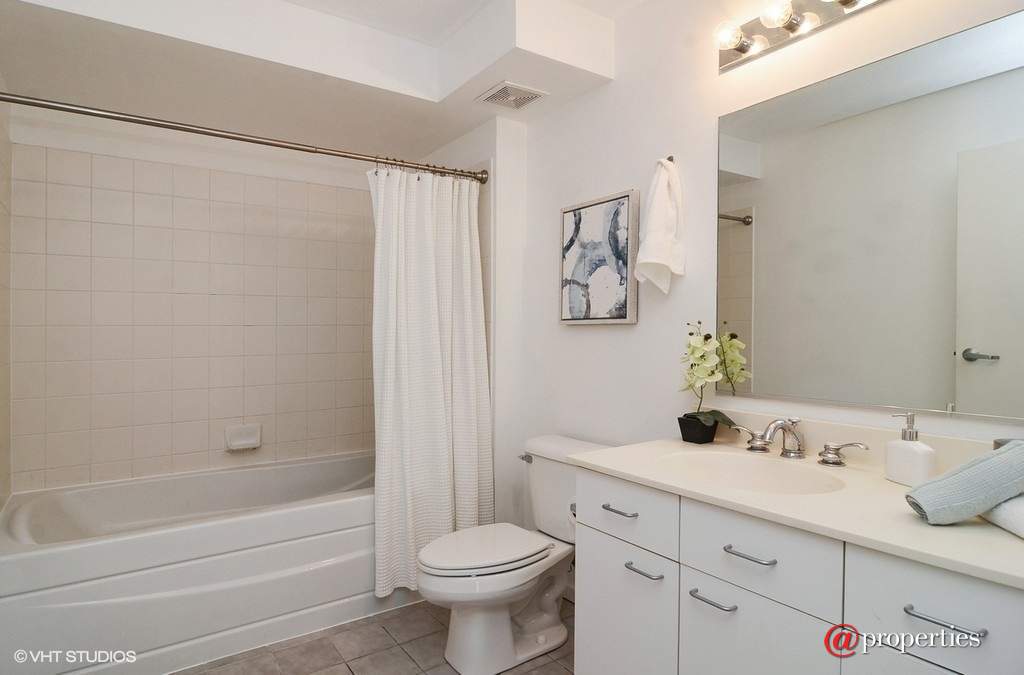 1580 Sherman Avenue #503 Evanston, Illinois 60201 - Bathroom