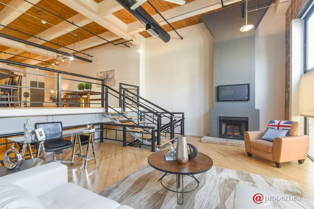 1728 N Damen Avenue #107 Chicago, Illinois 60647 - Living Room