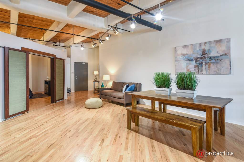 1728 N Damen Avenue #107 Chicago, Illinois 60647 - Dining area