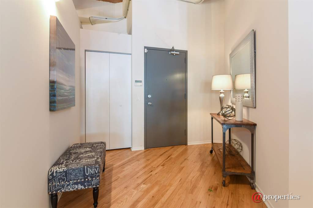 1728 N Damen Avenue #107 Chicago, Illinois 60647 - Unit Foyer