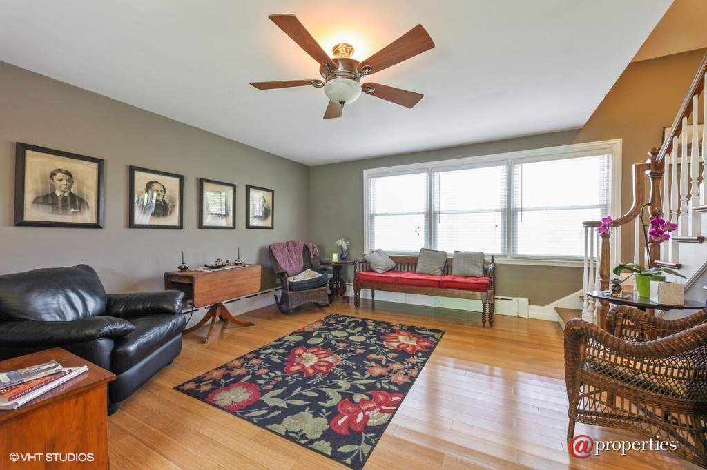 1530 Deerfield Place Highland Park, Illinois 60035 - Living Room
