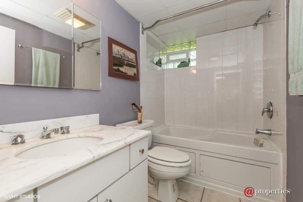 1530 Deerfield Place Highland Park, Illinois 60035 - 4th Bathroom