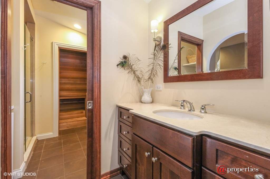 1530 Deerfield Place Highland Park, Illinois 60035 - Master Bathroom