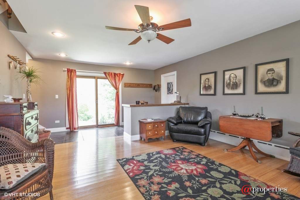 1530 Deerfield Place Highland Park, Illinois 60035 - Living Room