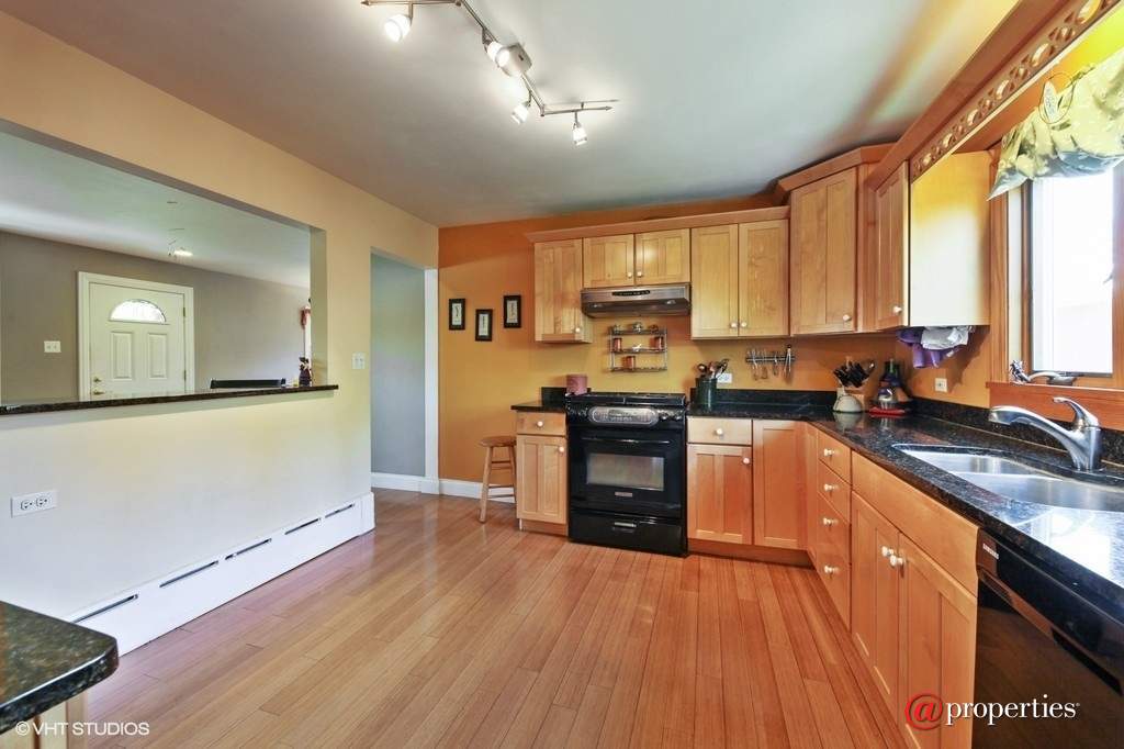 1530 Deerfield Place Highland Park, Illinois 60035 - Kitchen