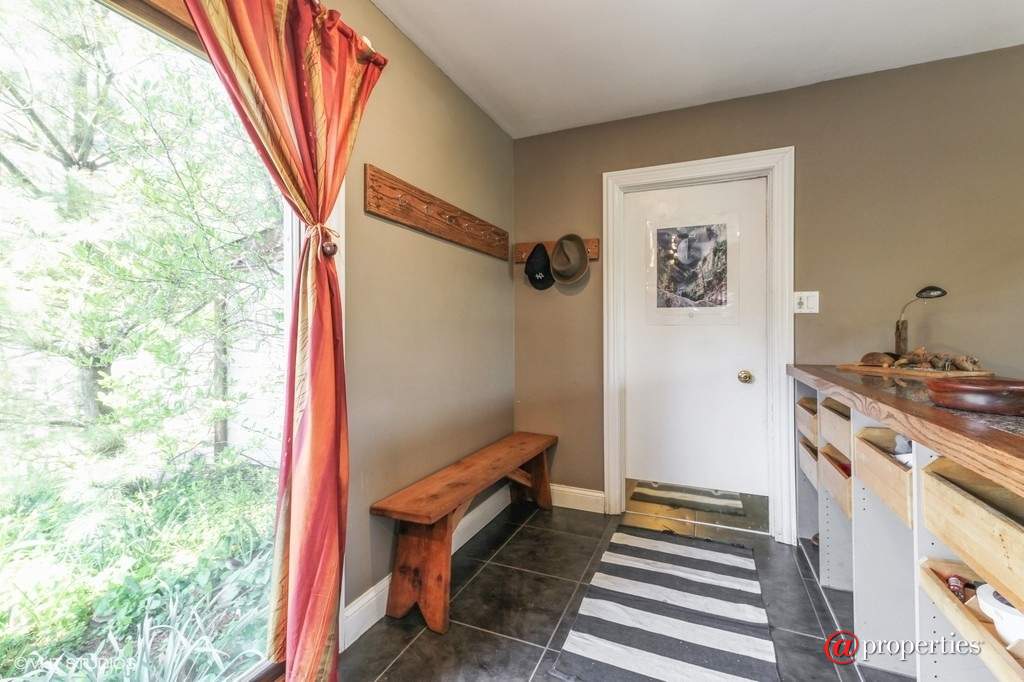 1530 Deerfield Place Highland Park, Illinois 60035 - Mudroom