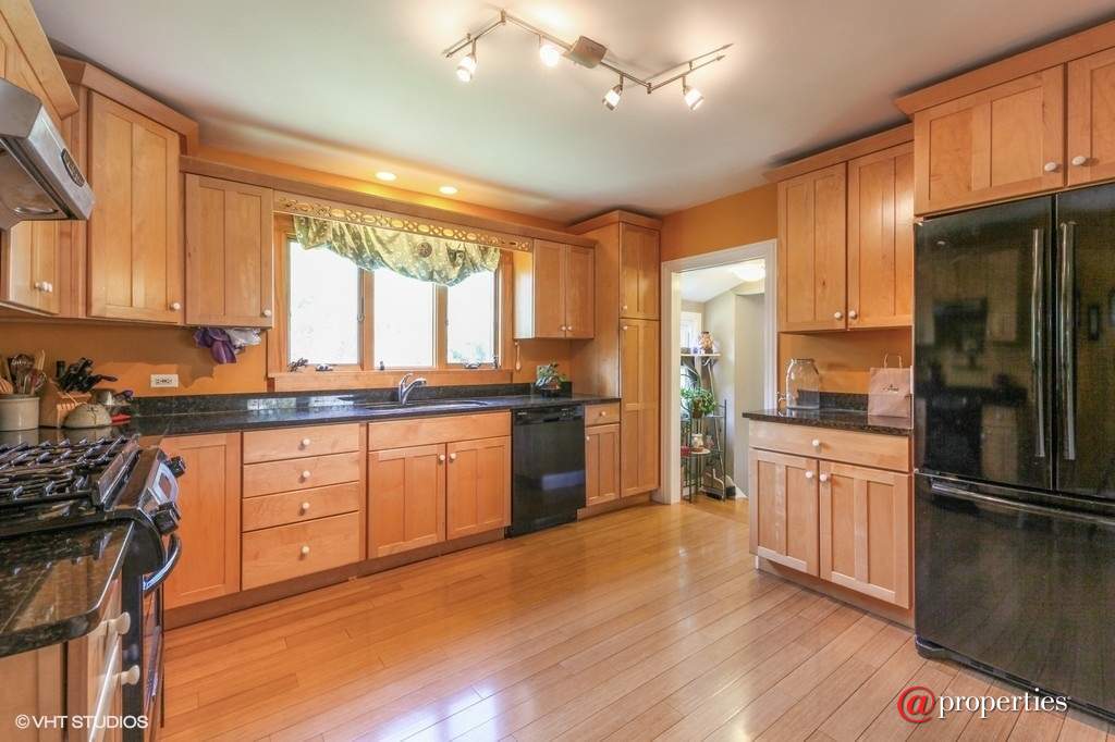 1530 Deerfield Place Highland Park, Illinois 60035 - Kitchen