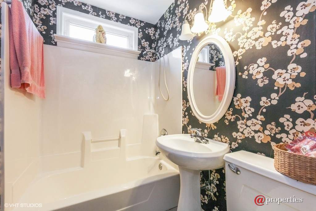 1530 Deerfield Place Highland Park, Illinois 60035 - 1st Floor Full Bathroom
