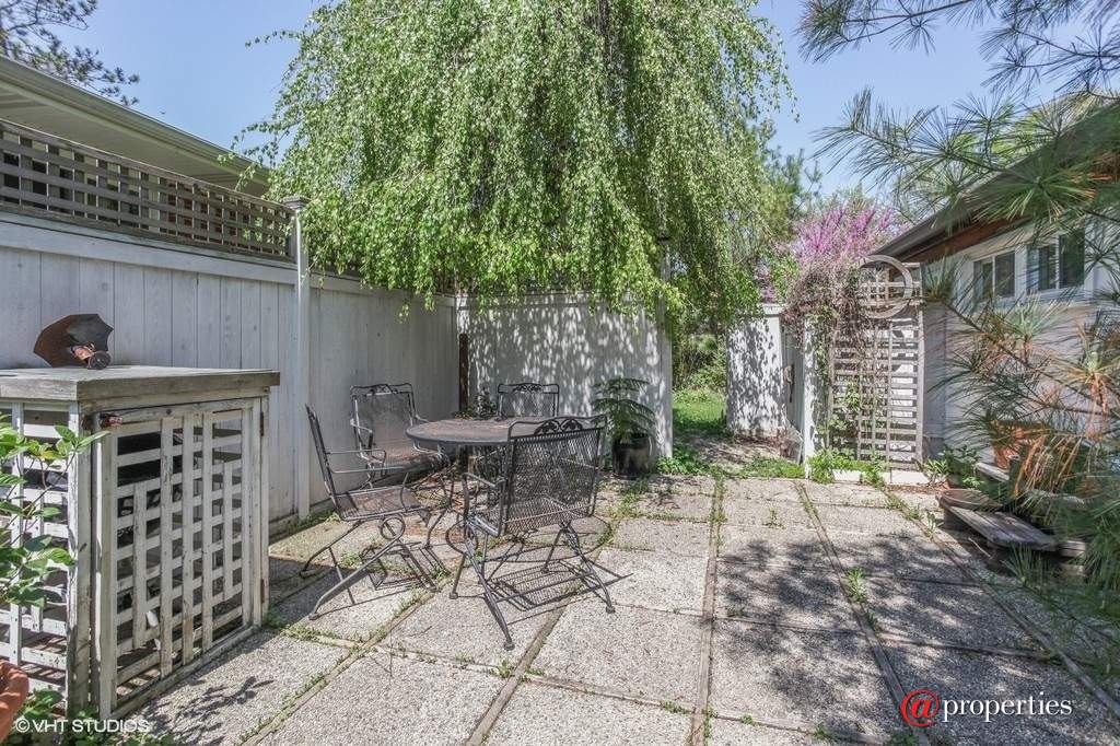 1530 Deerfield Place Highland Park, Illinois 60035 - Patio