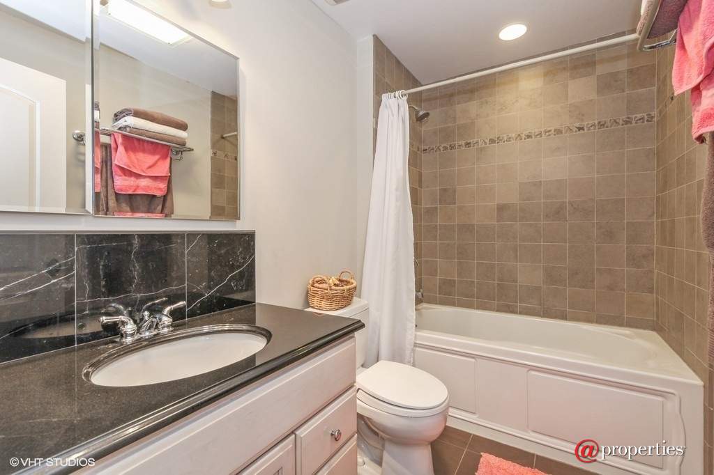 1530 Deerfield Place Highland Park, Illinois 60035 - 2nd Bathroom