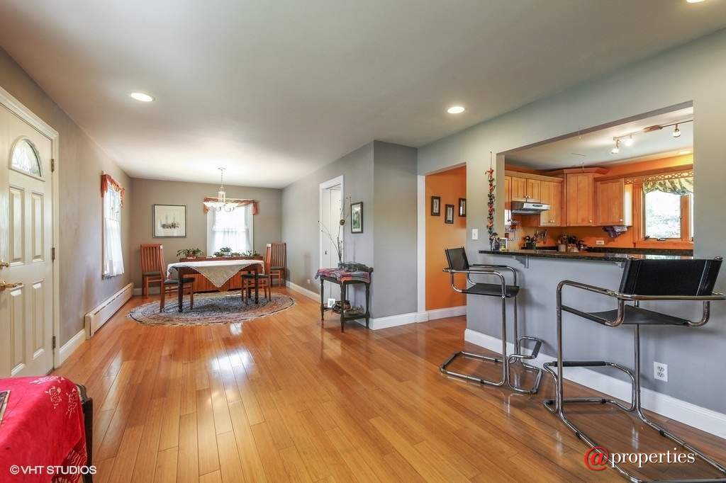 1530 Deerfield Place Highland Park, Illinois 60035 - Family Room / Dining Room
