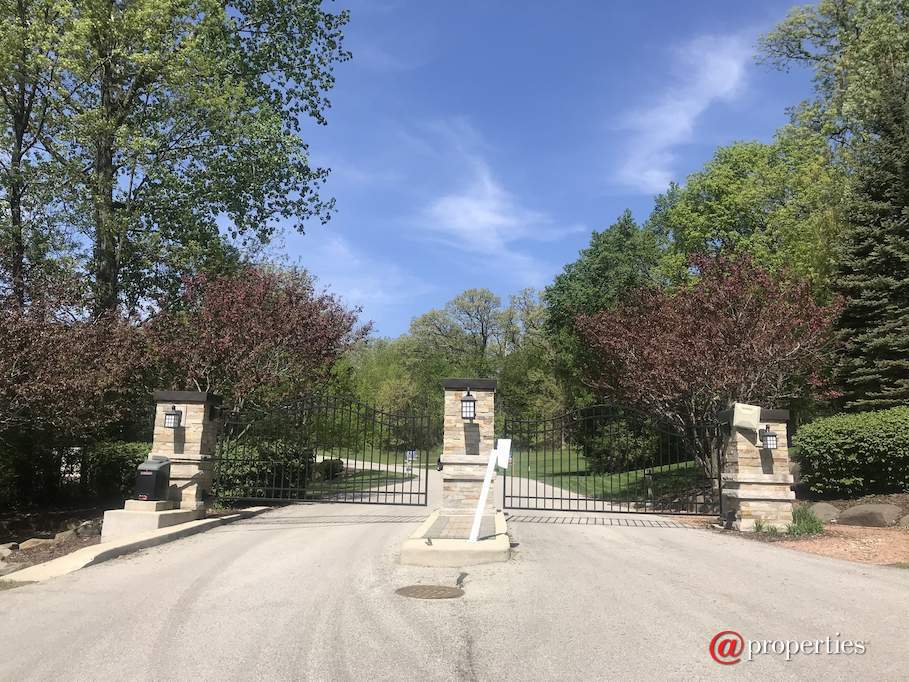 1690 Geneva Club Dr Lake Geneva, Wisconsin 53147 - Gated Street