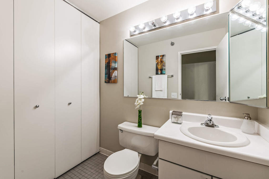474 N Lake Shore Drive #6004 Chicago, Illinois 60611 - 2nd Bathroom