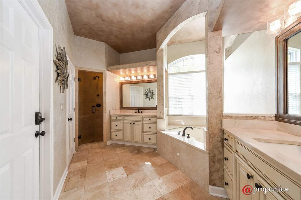 8140 S Boulder Court Long Grove, Illinois 60047 - Master Bathroom