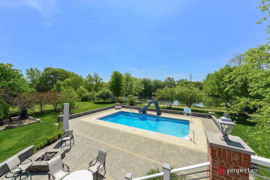 8140 S Boulder Court Long Grove, Illinois 60047 - Side View