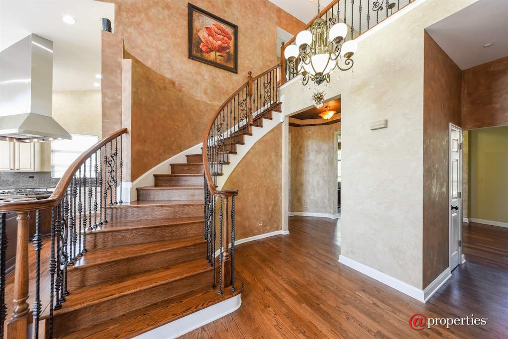 8140 S Boulder Court Long Grove, Illinois 60047 - Staircase