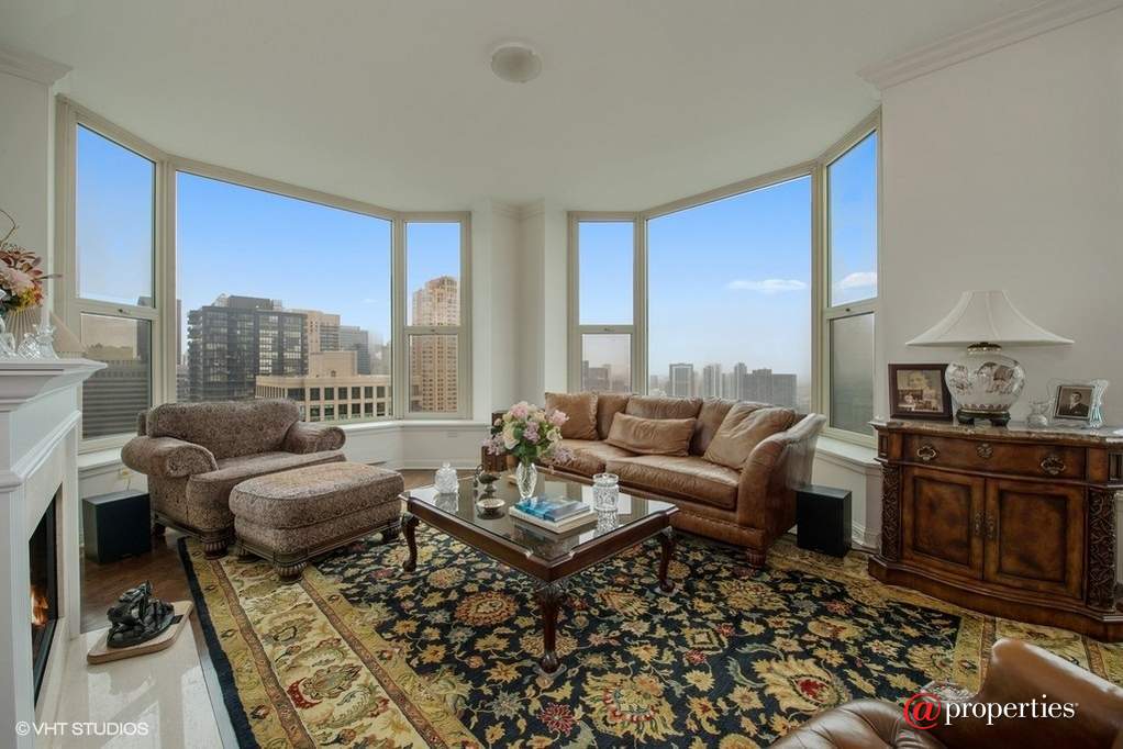 25 E Superior Street #4102 Chicago, Illinois 60611 - Living Room