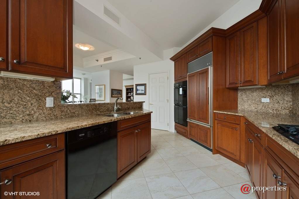 25 E Superior Street #4102 Chicago, Illinois 60611 - Kitchen