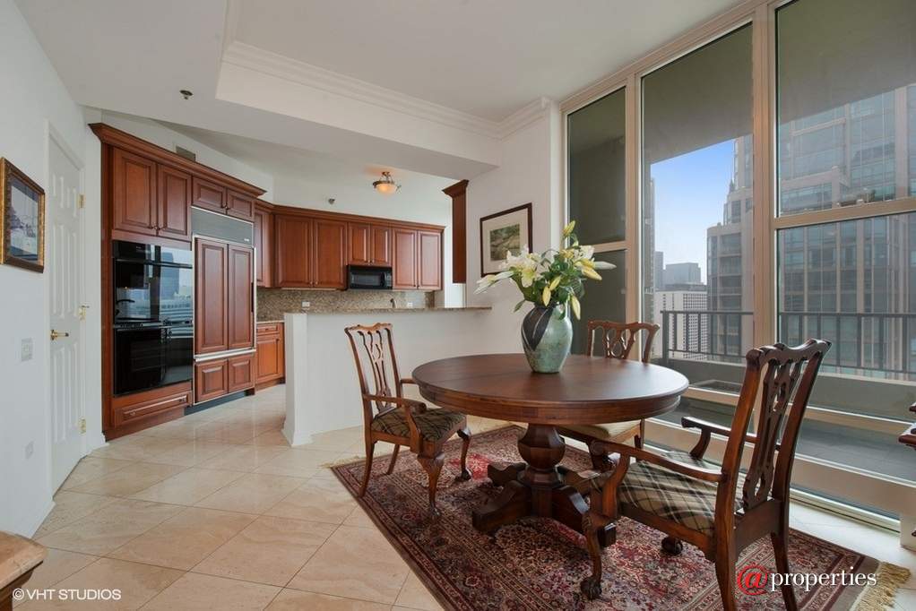25 E Superior Street #4102 Chicago, Illinois 60611 - Kitchen / Breakfast Room