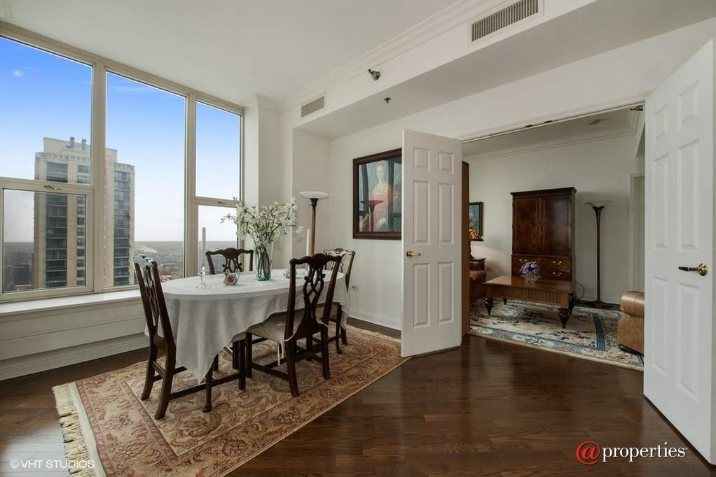 25 E Superior Street #4102 Chicago, Illinois 60611 - Dining Room