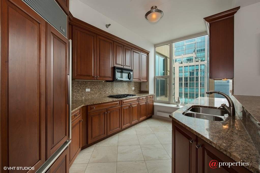 25 E Superior Street #4102 Chicago, Illinois 60611 - Kitchen