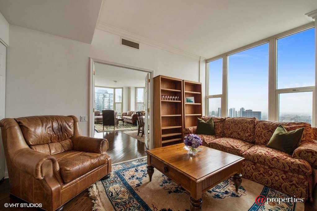 25 E Superior Street #4102 Chicago, Illinois 60611 - Den