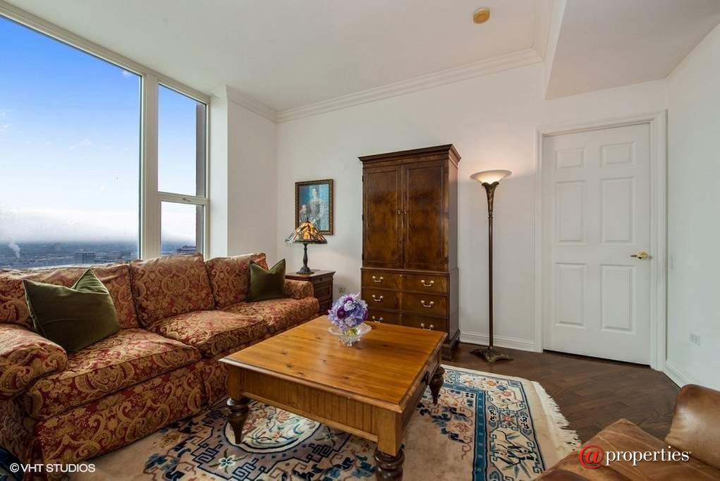 25 E Superior Street #4102 Chicago, Illinois 60611 - Den