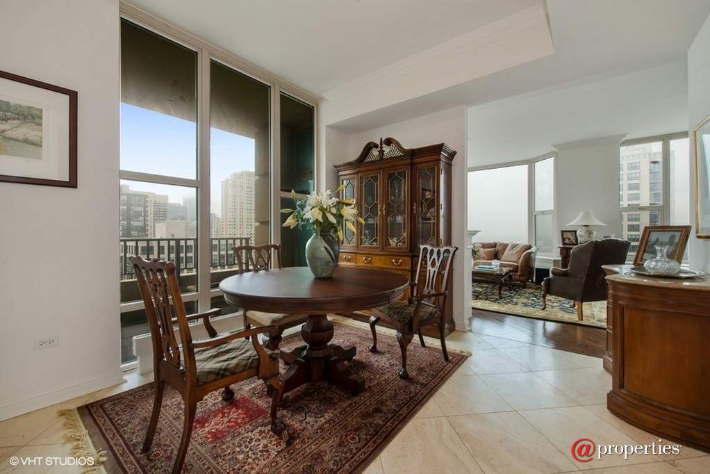 25 E Superior Street #4102 Chicago, Illinois 60611 - Breakfast Nook