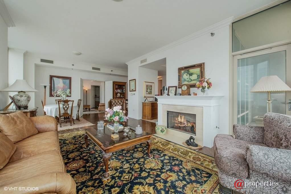 25 E Superior Street #4102 Chicago, Illinois 60611 - Living Room / Dining Room
