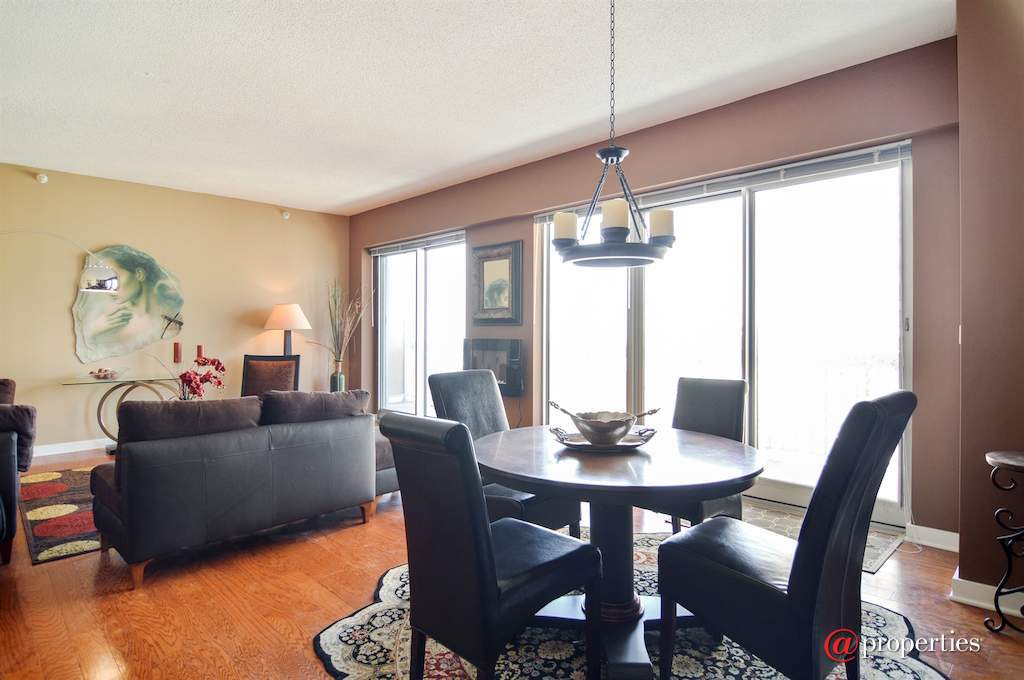 545 N Dearborn Street #3502 Chicago, Illinois 60654 - Living Room / Dining Room