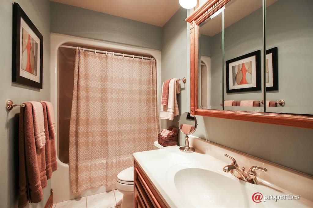 4918 Pioneer Road Mchenry, Illinois 60051 - 3rd Bathroom
