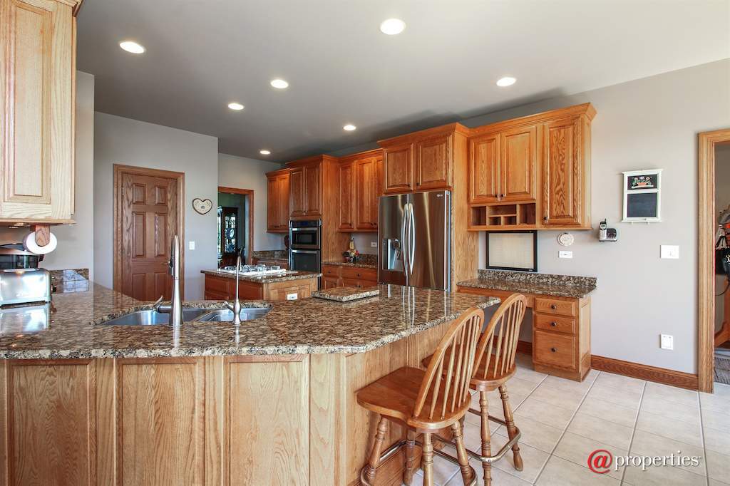 4918 Pioneer Road Mchenry, Illinois 60051 - Kitchen