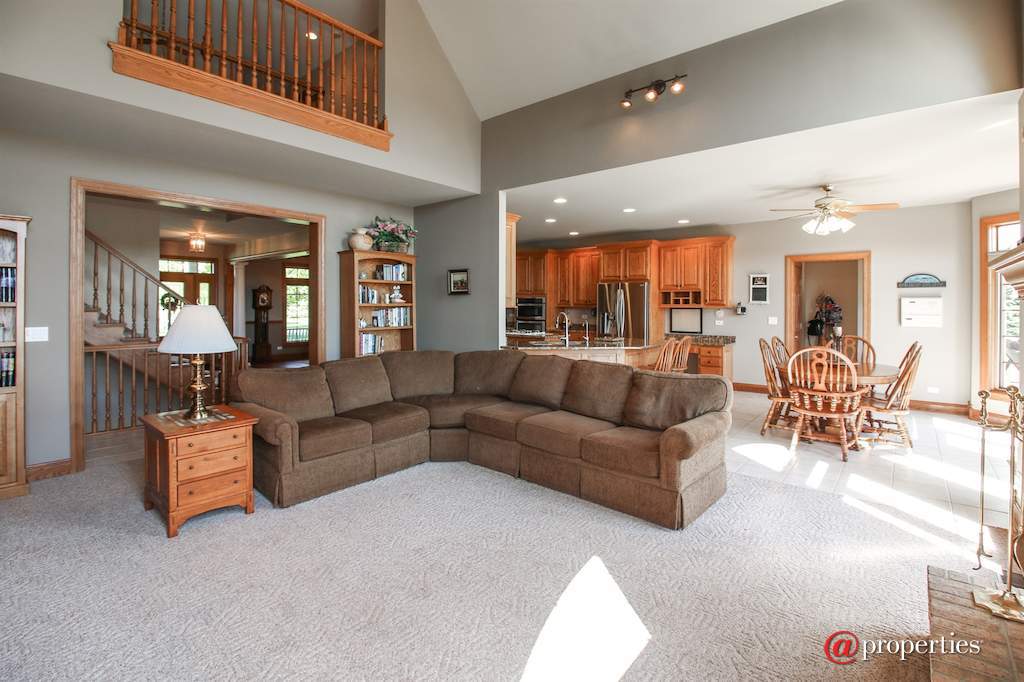 4918 Pioneer Road Mchenry, Illinois 60051 - Great room