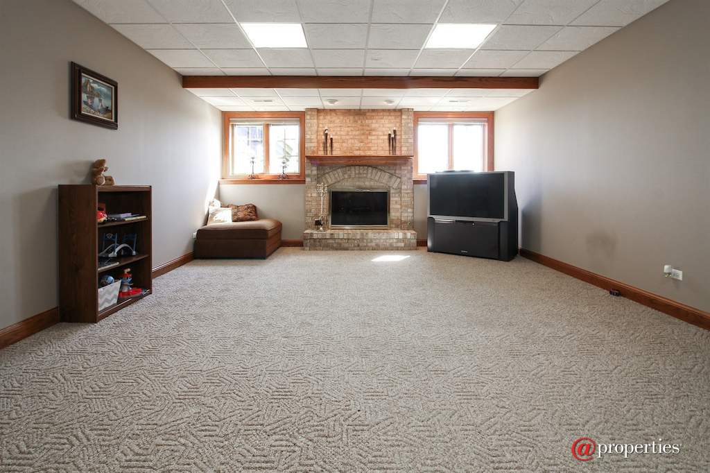 4918 Pioneer Road Mchenry, Illinois 60051 - Family Room