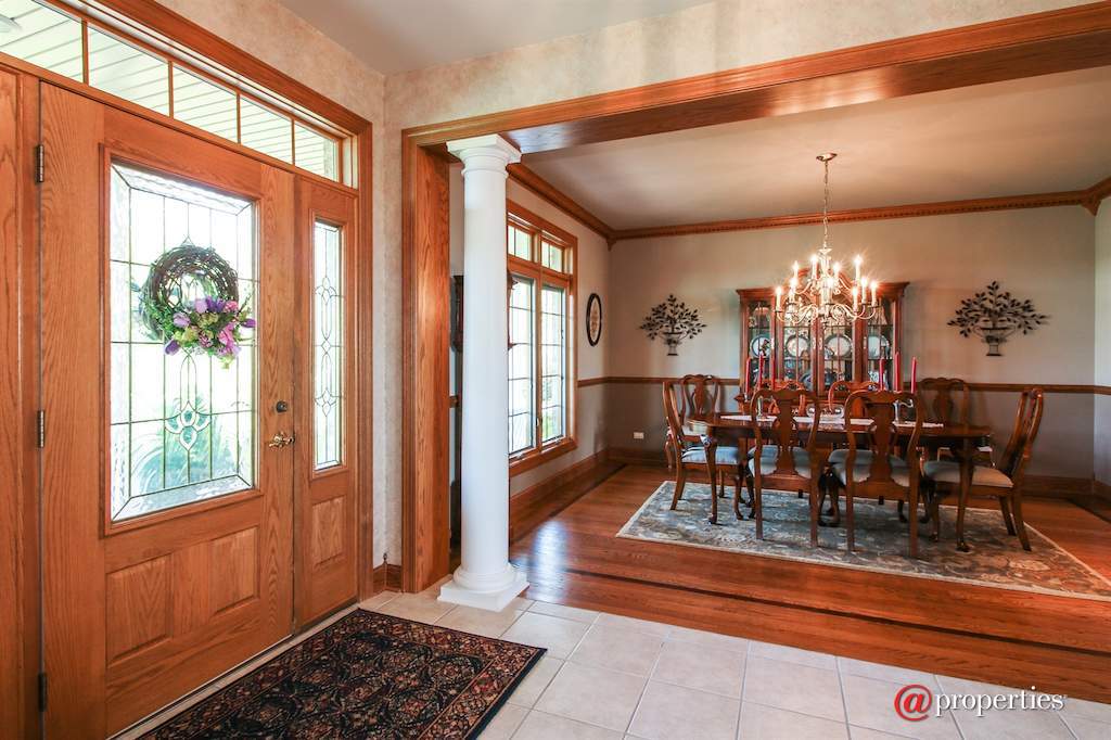 4918 Pioneer Road Mchenry, Illinois 60051 - Foyer