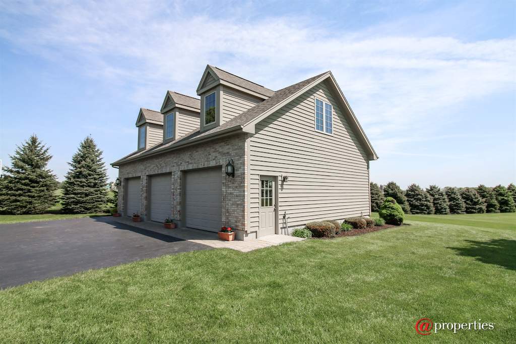 4918 Pioneer Road Mchenry, Illinois 60051 - Garage