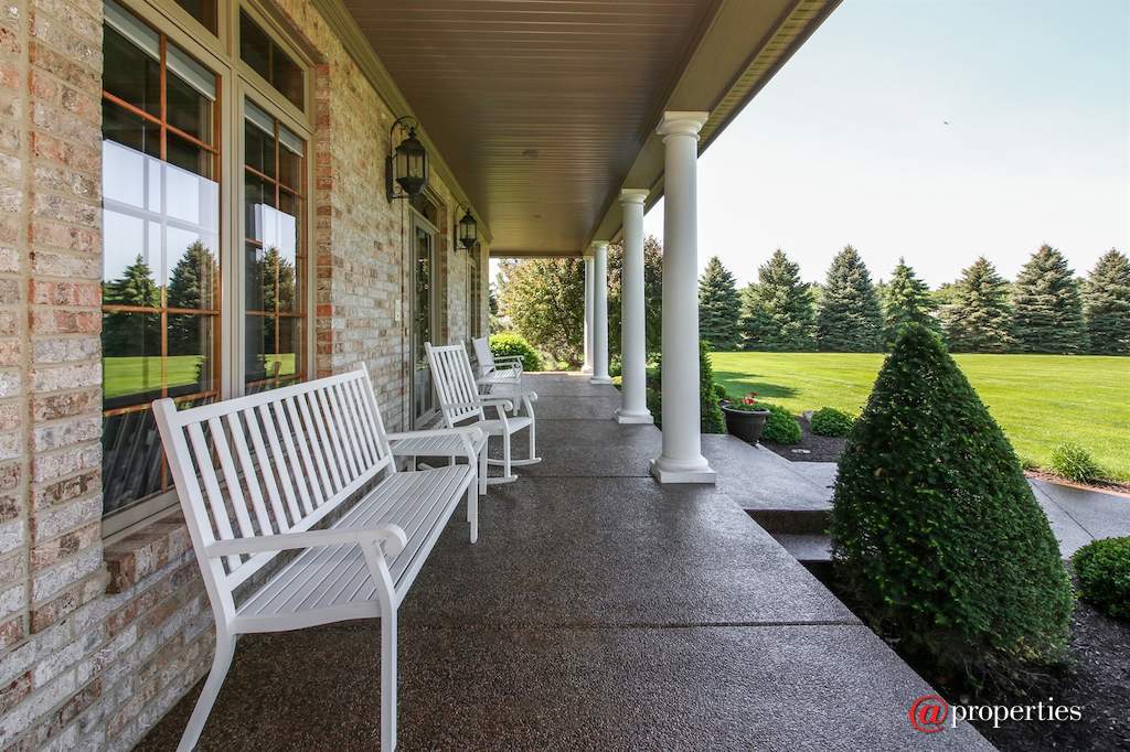 4918 Pioneer Road Mchenry, Illinois 60051 - Porch
