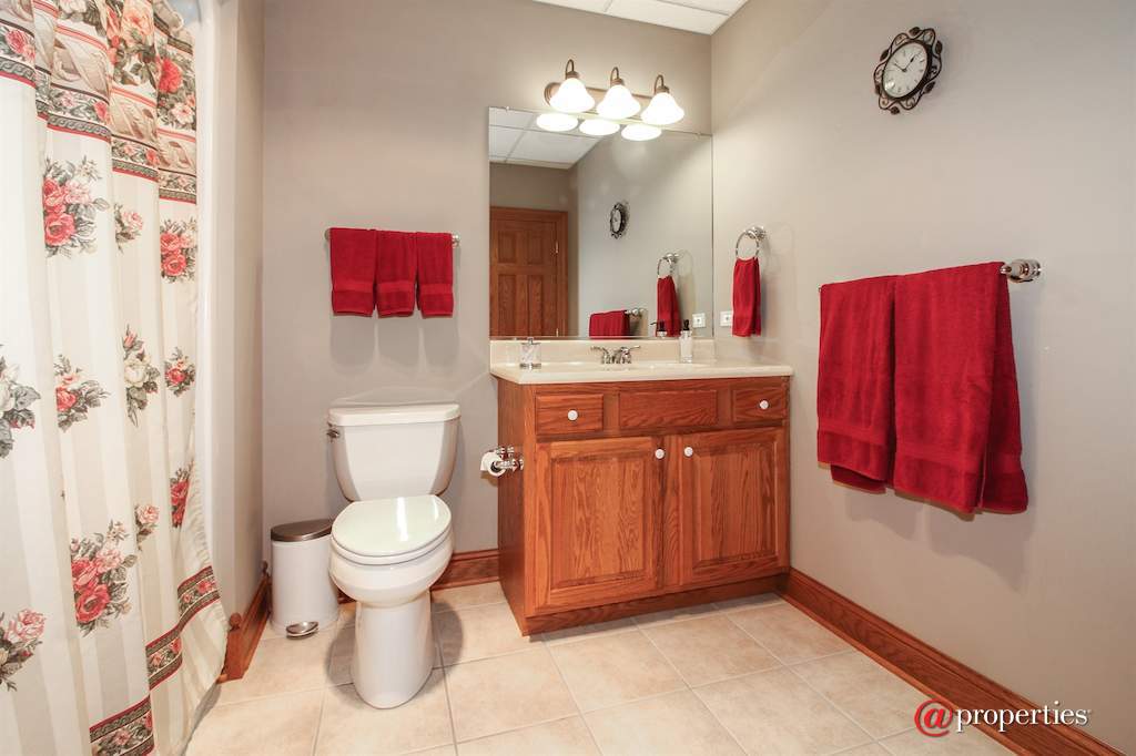 4918 Pioneer Road Mchenry, Illinois 60051 - Bathroom