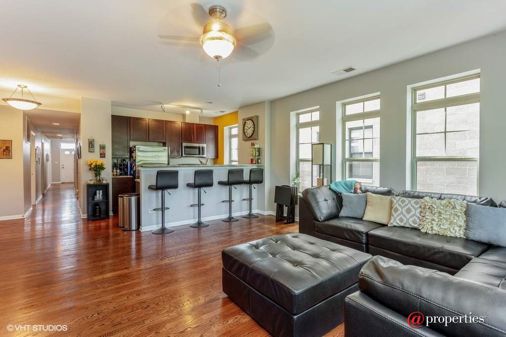 3815 S Langley Avenue #202 Chicago, Illinois 60653 - Great Room