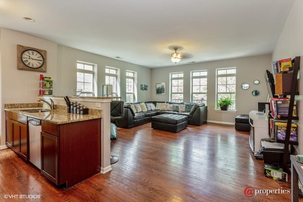 3815 S Langley Avenue #202 Chicago, Illinois 60653 - Great Room