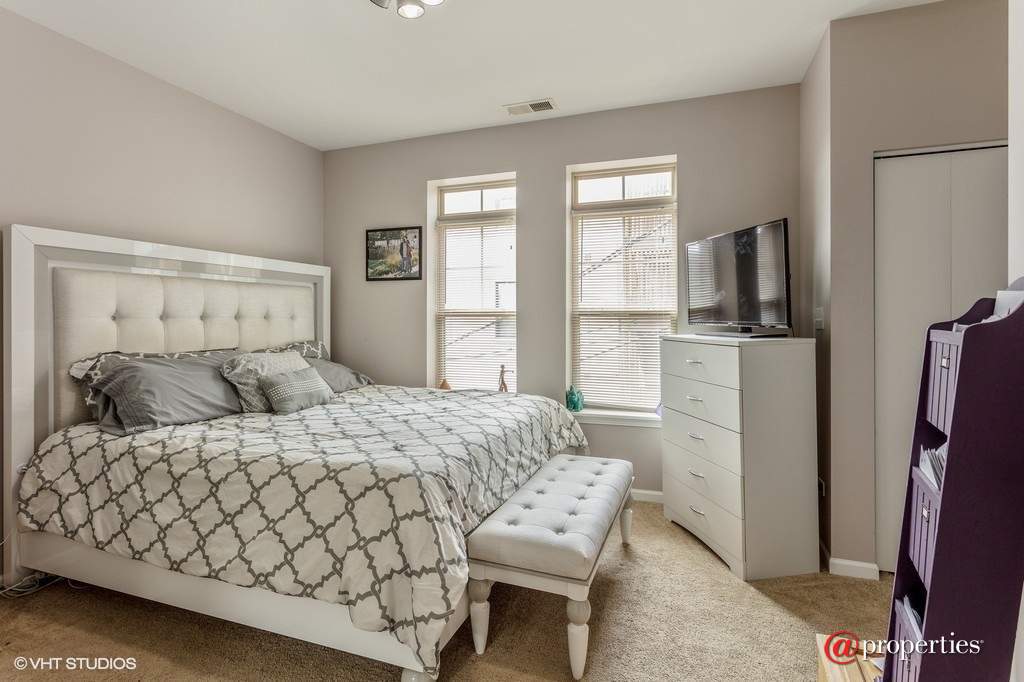 3815 S Langley Avenue #202 Chicago, Illinois 60653 - Master Bedroom