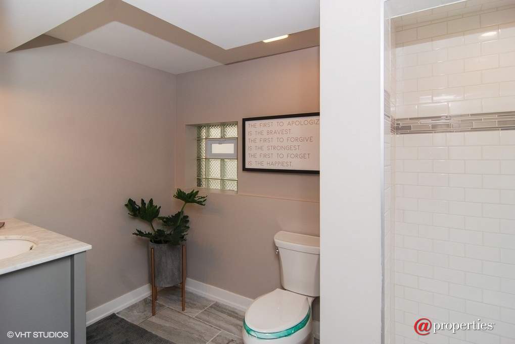 1182 Wisconsin Avenue Oak Park, Illinois 60304 - Bathroom