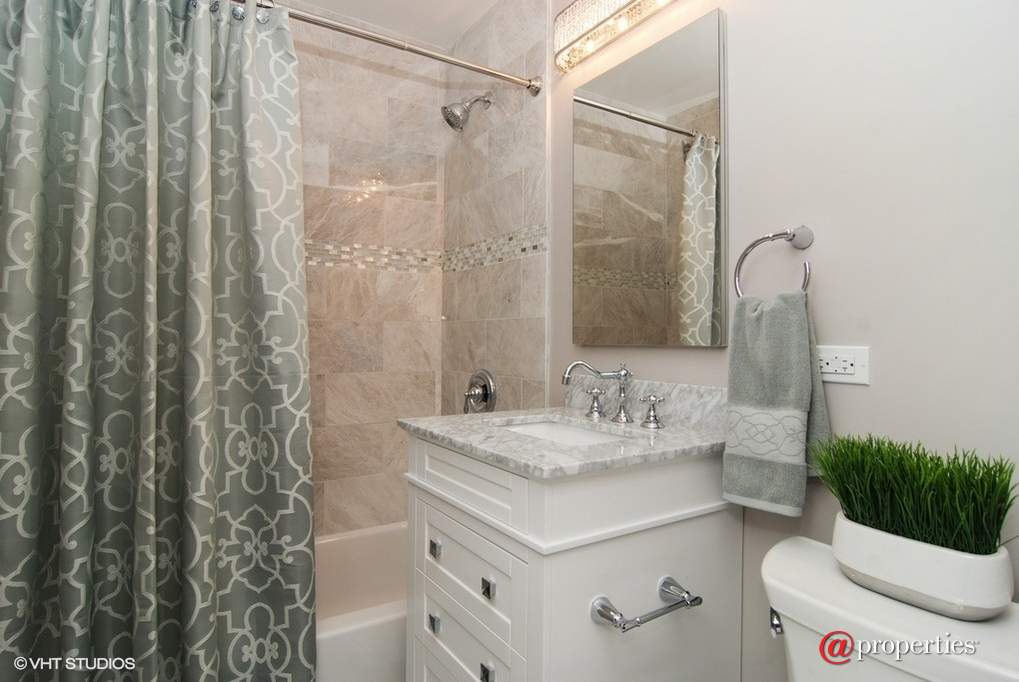 1182 Wisconsin Avenue Oak Park, Illinois 60304 - Bathroom