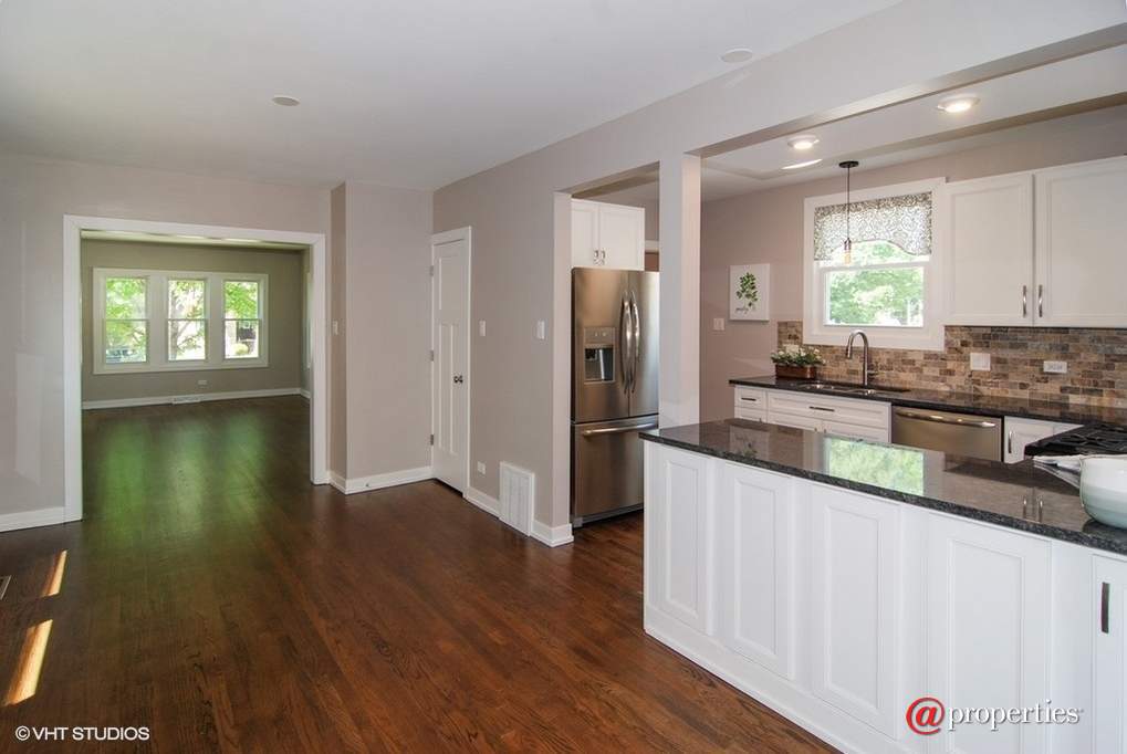 1182 Wisconsin Avenue Oak Park, Illinois 60304 - Living Room / Dining Room