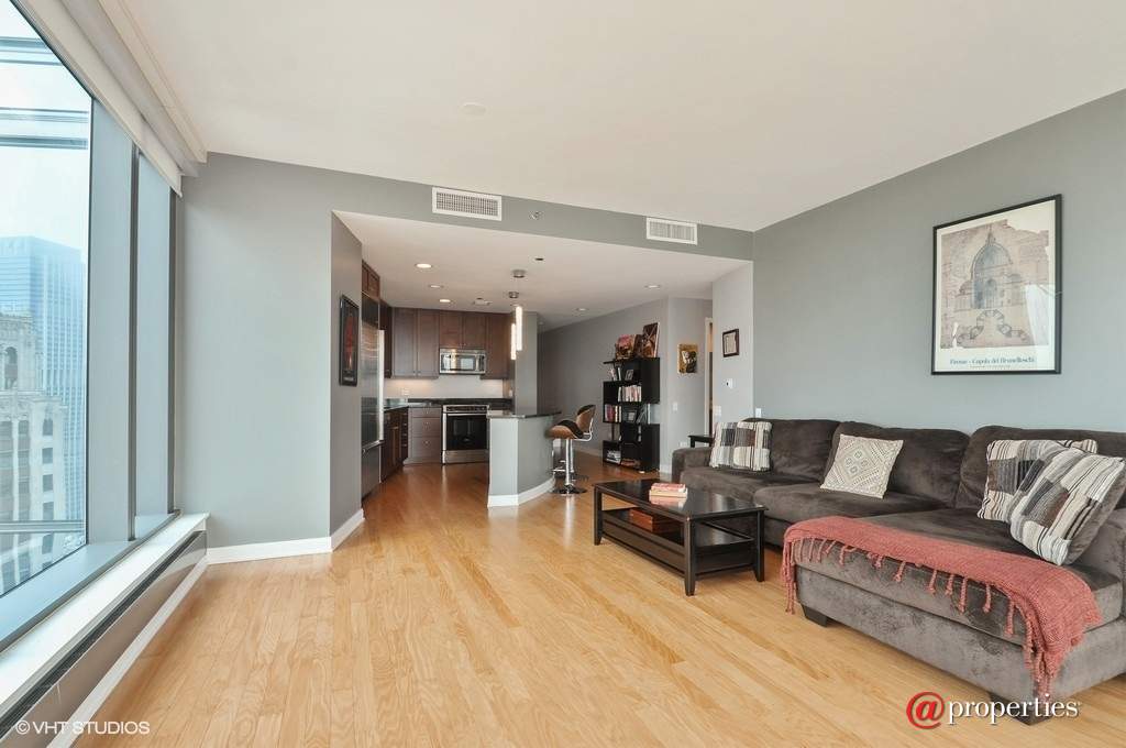 60 E Monroe Street #3807 Chicago, Illinois 60603 - Kitchen / Living Room